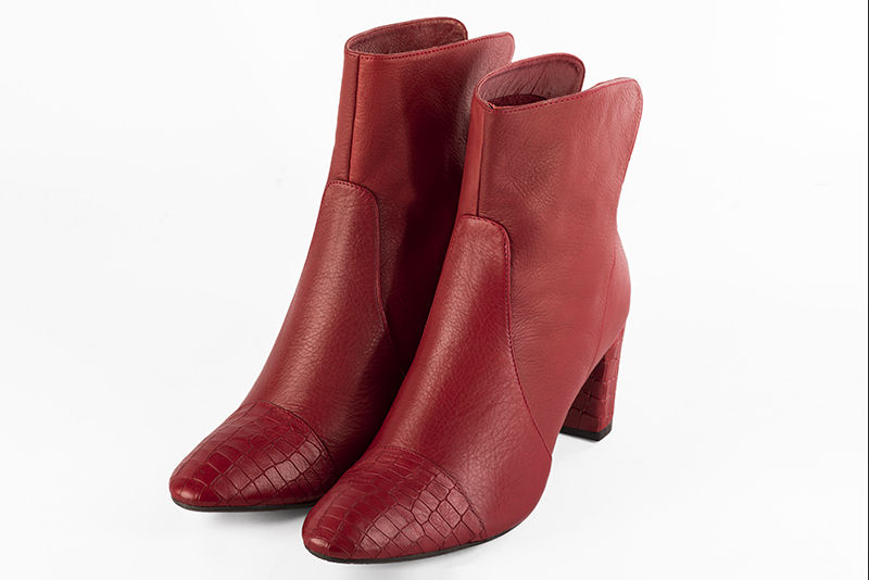 Scarlet red women's ankle boots with a zip at the back. Round toe. Medium block heels. Front view - Florence KOOIJMAN